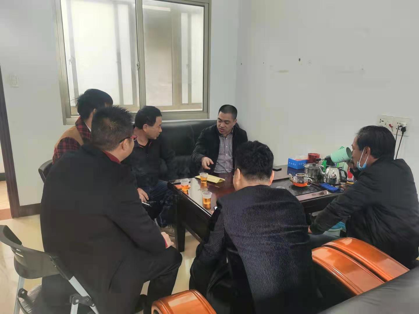 诚信建设万里行连江县苔菉镇党委书记镇长走访慰问村主干